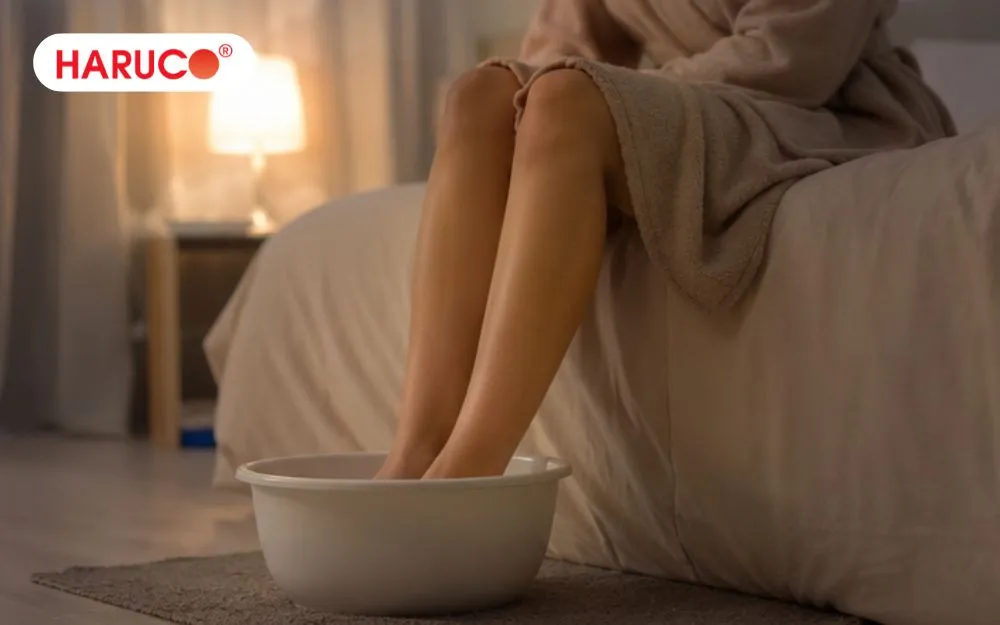 Ngồi thoải mái, thả lỏng toàn thân và từ từ đặt hai bàn chân vào chậu nước