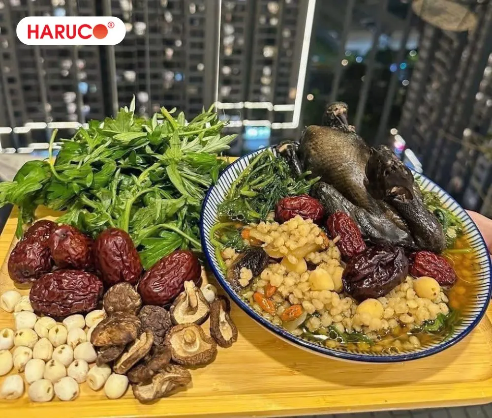 Gà ác hầm ngải cứu là món ăn đại bổ