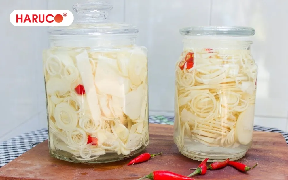 Măng chua muối tỏi  ớt chứa lượng muối cao, có thể gây gánh nặng cho thận và làm tăng huyết áp
