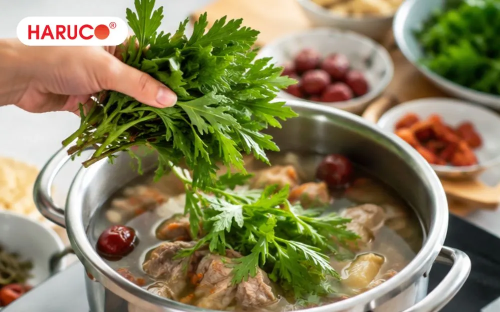 Ngửi mùi ngải cứu khi nấu ăn không gây độc hại cho bà bầu