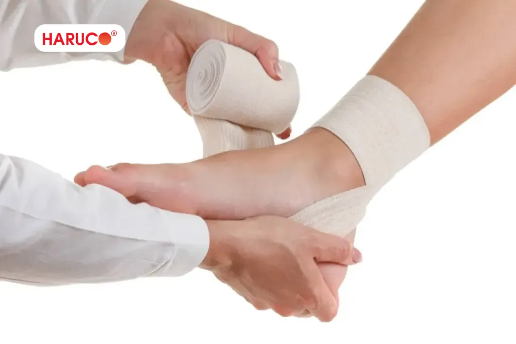 Bị bong gân ăn tôm được không?