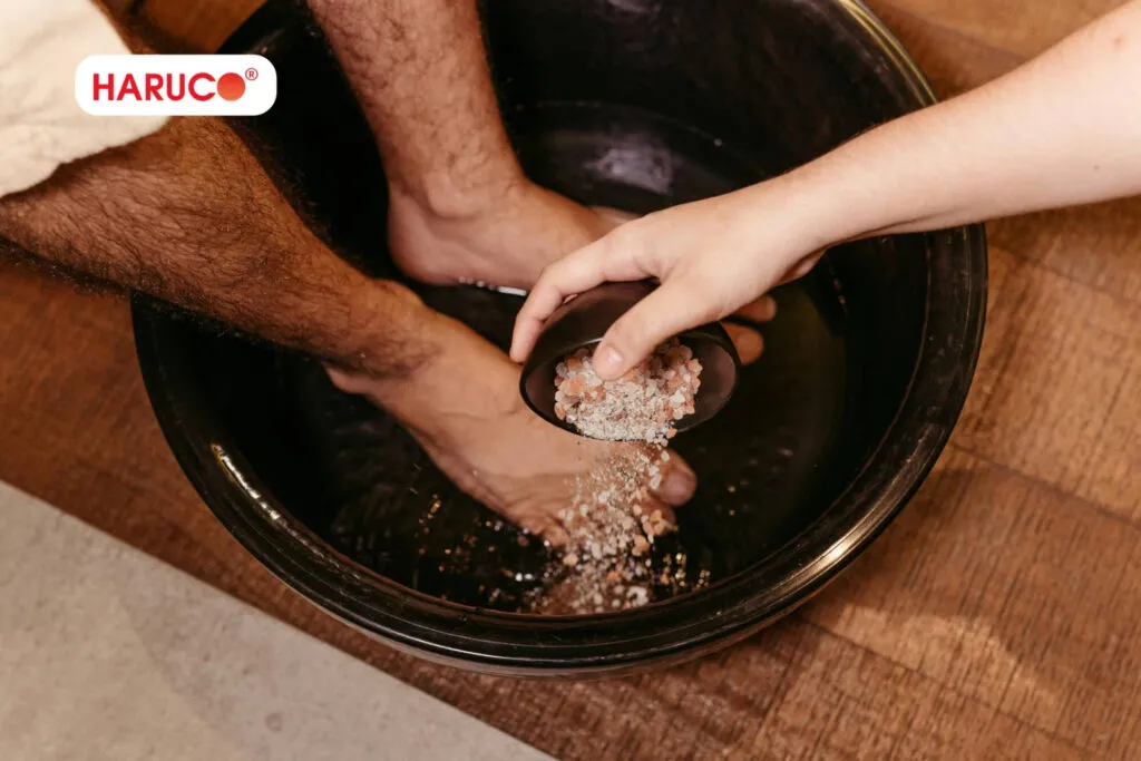 Bị bong gân ngâm nước muối, cần thực hiện như thế nào?