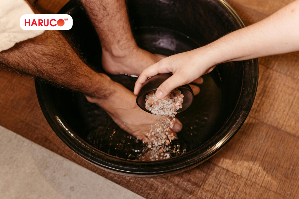 Nếu muốn ngâm nước muối khị bong gân, cần thực hiện như thế nào?