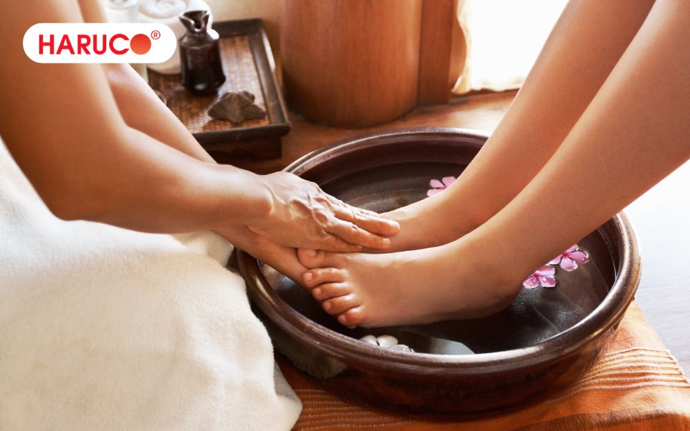 Ngâm chân với muối hỗ trợ đào thải axit uric cực kỳ hiệu quả