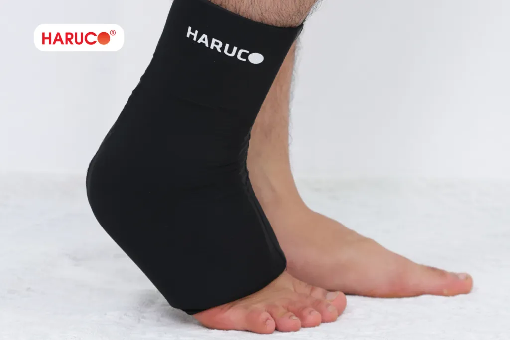 Sử dụng đai gel chườm nóng lạnh để hỗ trợ phục hồi