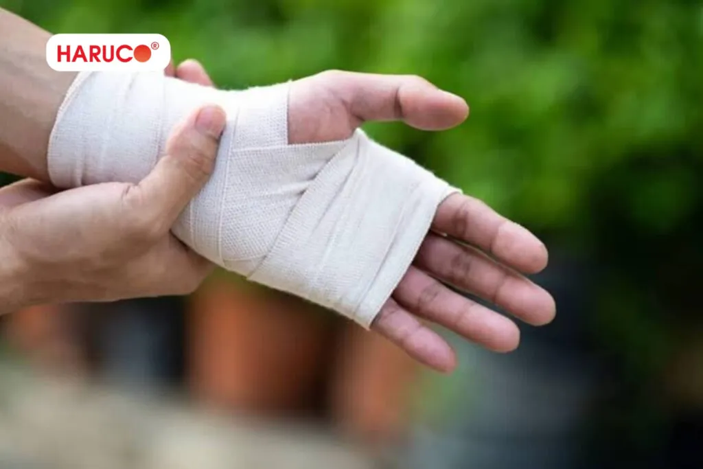 bong gân cổ tay có phải bó bột không, sử dụng băng thun, nẹp hoặc đai cố định cổ tay để hạn chế cử động quá mức