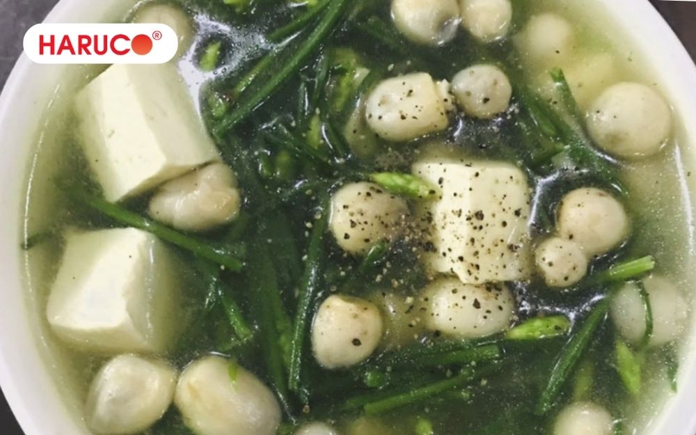 Lá hẹ chứa cực kỳ ít calo nhưng lại giàu nước và chất xơ