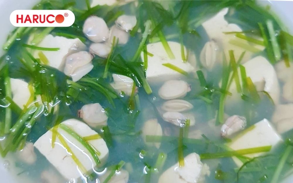 Canh hẹ nấu nghêu thanh mát, bổ sung nhiều vi chất cần thiết cho cơ thể