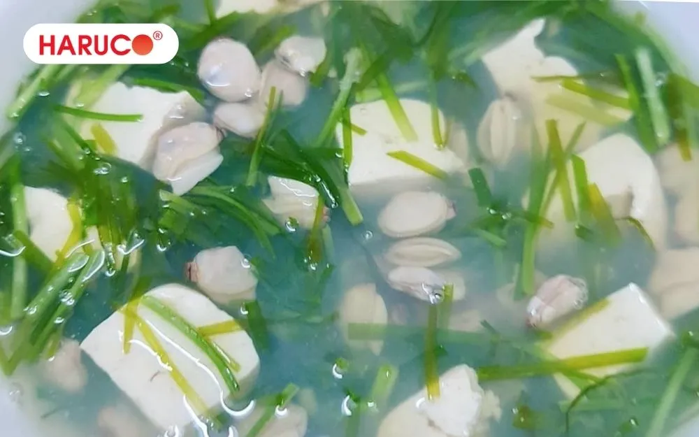 Canh hẹ nấu nghêu thanh mát, bổ sung nhiều vi chất cần thiết cho cơ thể