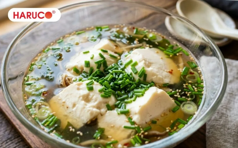 Canh hẹ đậu hũ có tác dụng thanh nhiệt, bổ sung nước cho cơ thể