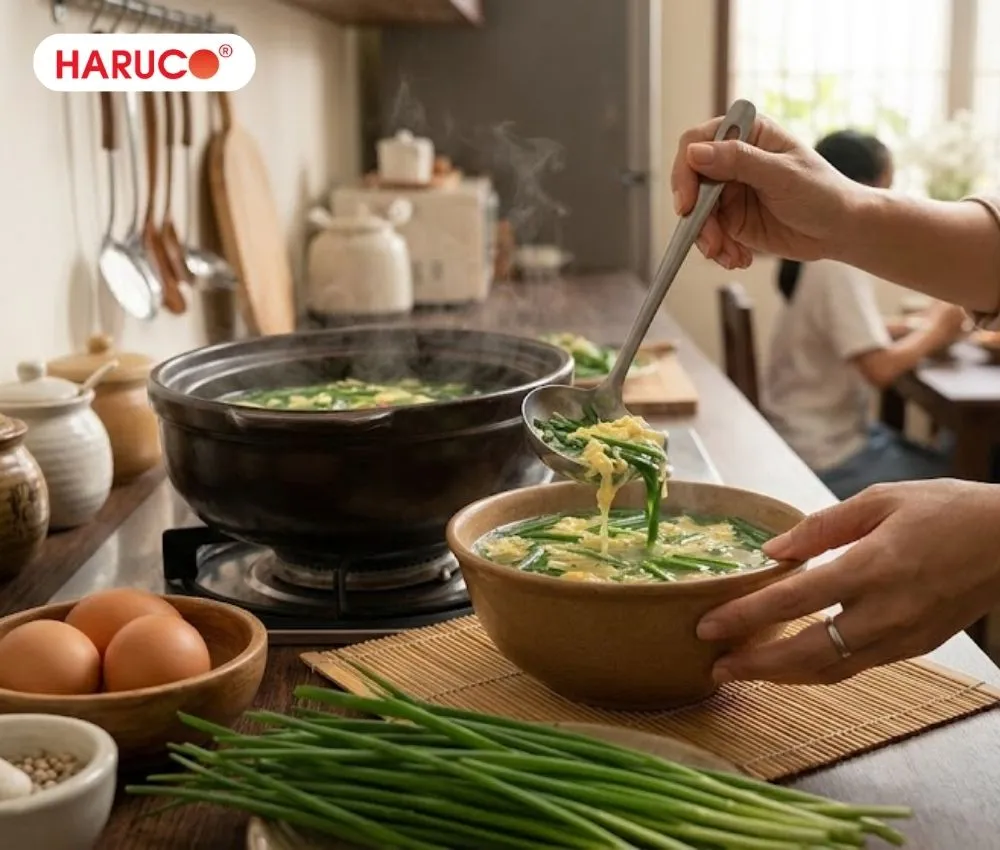 Nên dùng nước hầm xương để tăng vị ngọt tự nhiên cho món canh hẹ nấu trứng