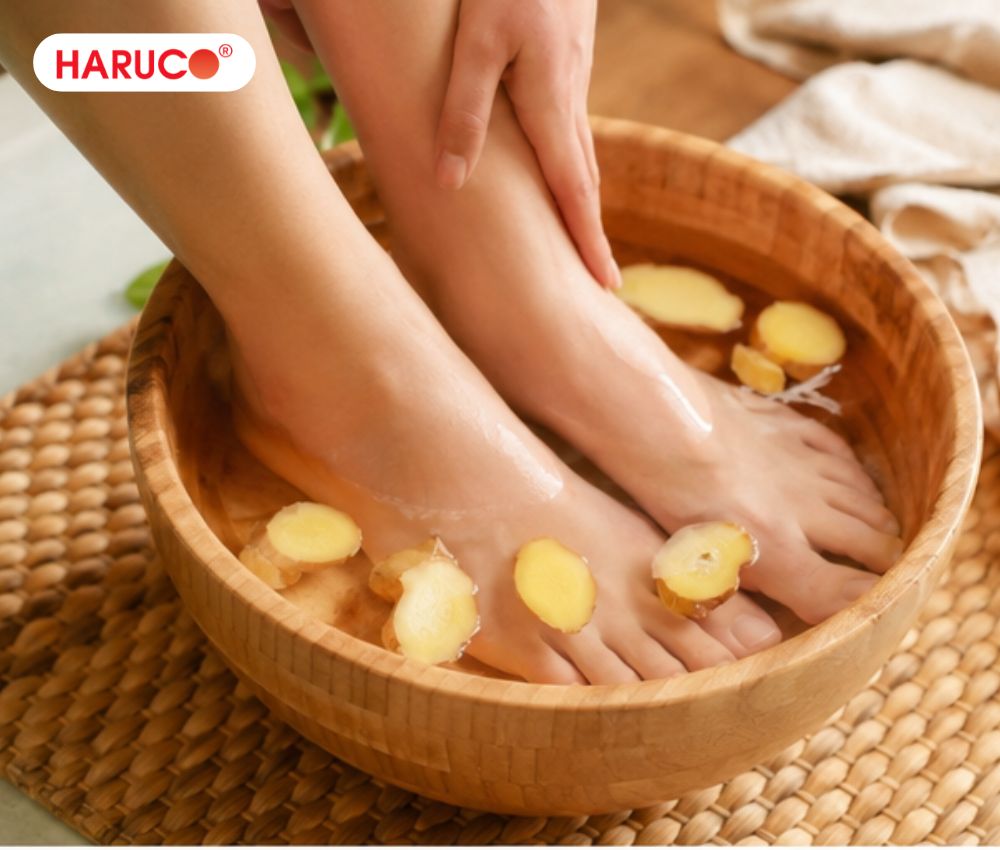 Người bị hôi chân nên thực hiện ngâm chân nước gừng