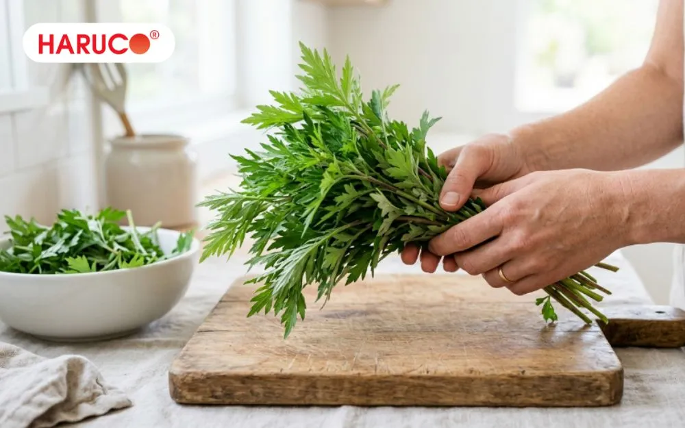 Bạn nên ăn các món ăn từ ngải cứu vào buổi trưa hoặc buổi tối