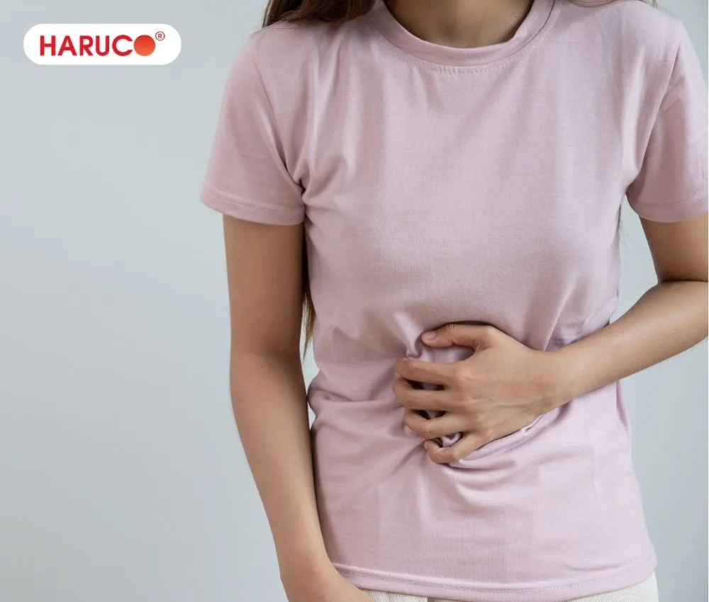Lá ngải cứu rang muối hỗ trợ giảm đau bụng kinh khi chườm vùng bụng