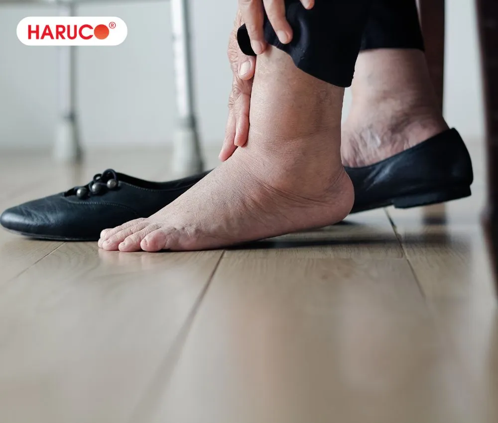 Ngâm chân nước ấm giúp hỗ trợ giảm cảm giác nặng chân và giảm phù nhẹ