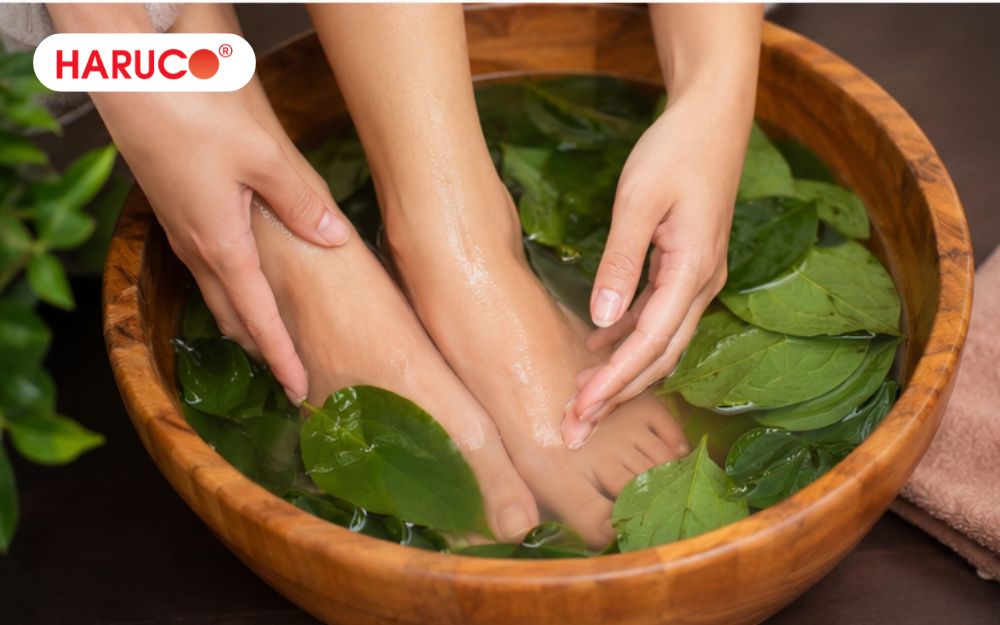 Nước ngâm nên ngập trên mắt cá chân khoảng 2cm