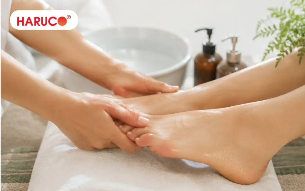 Sau khi ngâm chân bạn có thể thoa một lớp kem dưỡng ẩm