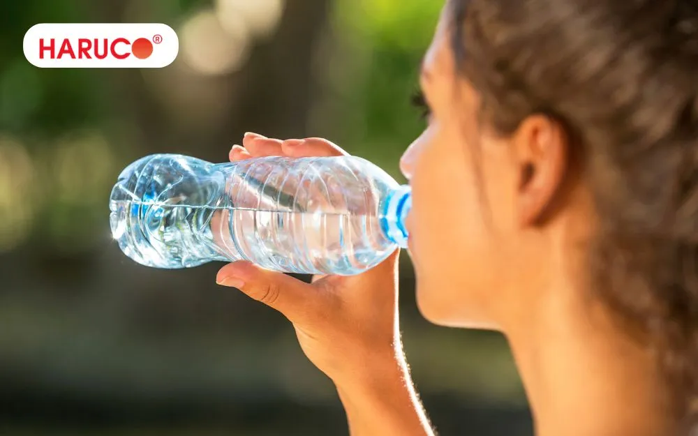 Uống từ 2 - 2.5 lít nước ấm mỗi ngày để giữ cơ thể luôn khỏe mạnh sau chuyển phôi