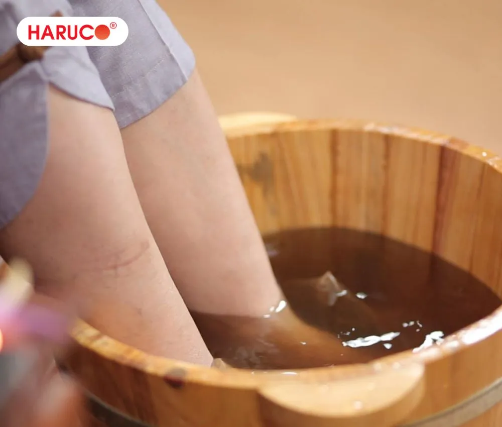 Ngâm chân với tinh dầu thảo mộc