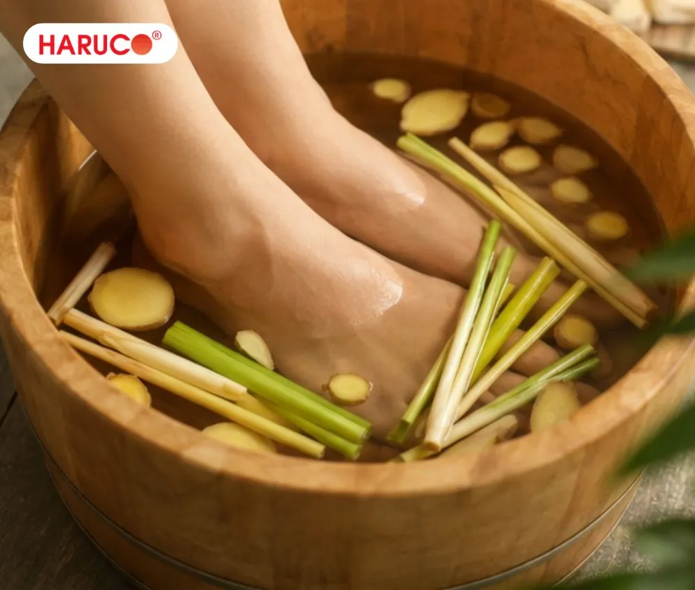Ngâm chân với gừng tươi rất tốt cho người già bị đau nhức xương khớp do thời tiết