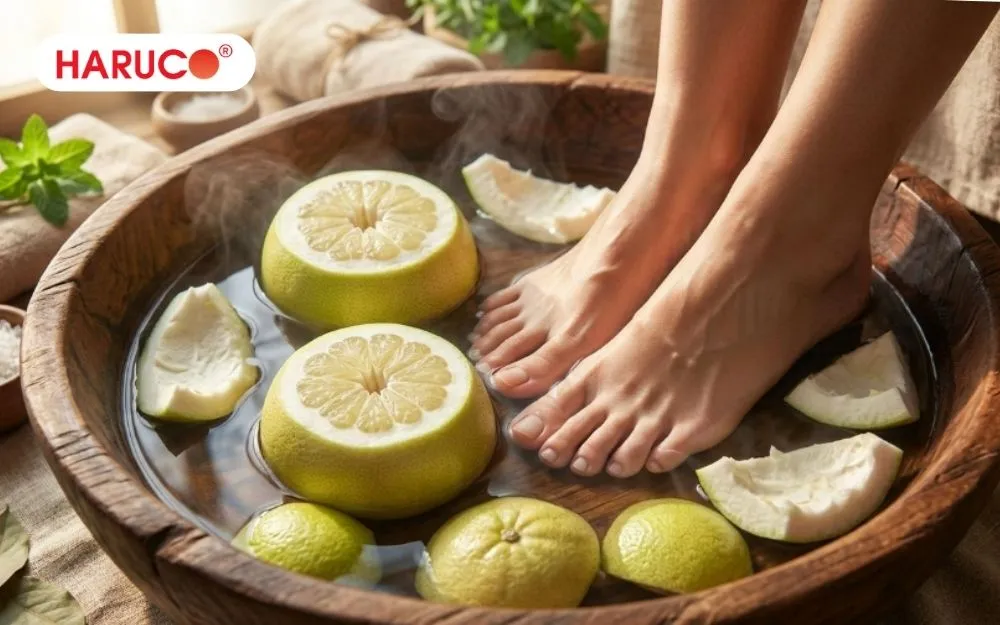 Đun sôi vỏ bưởi cùng với khoảng 2 - 3 lít nước