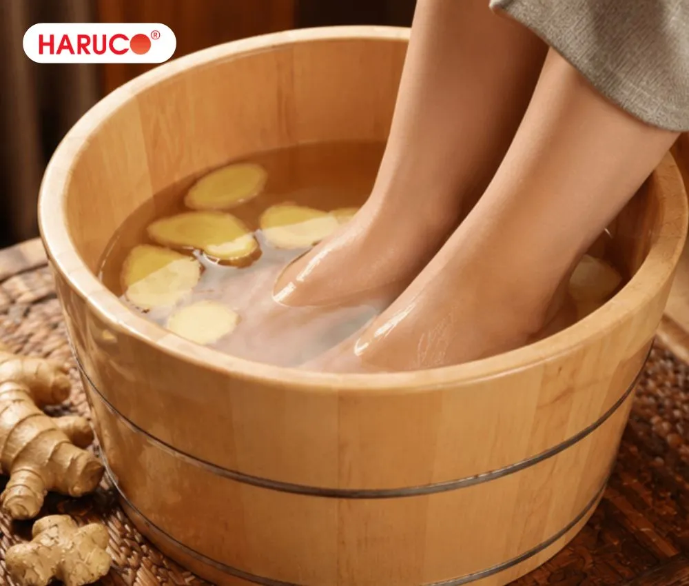 Ngâm chân với rượu gừng và muối hỗ trợ giảm đau nhức xương khớp