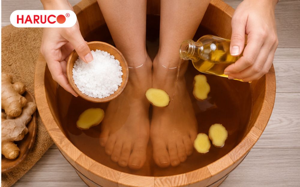 Ngâm chân với rượu gừng và muối góp phần giảm tình trạng lạnh chân vào mùa đông