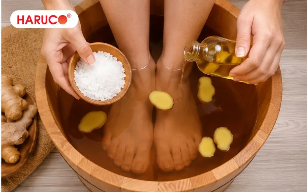 Ngâm chân với rượu gừng và muối góp phần giảm tình trạng lạnh chân vào mùa đông