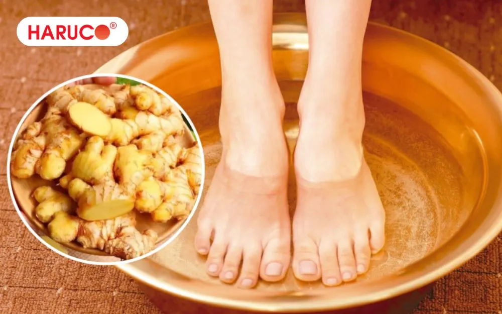 Chỉ cần khoảng 20–30 g gừng tươi đập dập cho một chậu nước ngâm là đủ