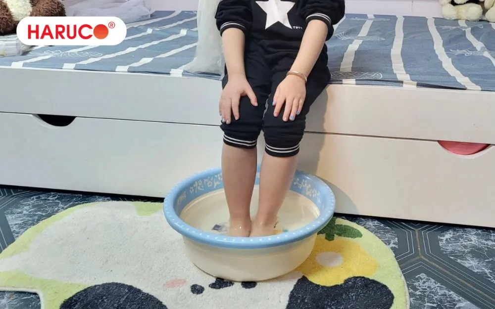 Trẻ nhỏ cần thận trọng khi ngâm chân nước gừng