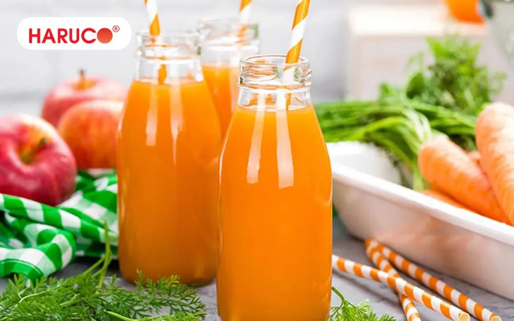 Một ly nước ép táo cà rốt cung cấp nguồn dinh dưỡng dồi dào