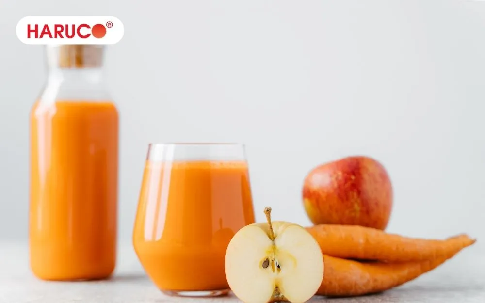Uống nước ép táo cà rốt giúp tăng cường thị lực