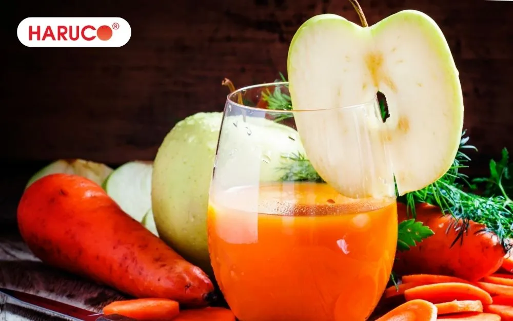Người có thị lực kém, thường xuyên làm việc trước máy tính nên uống nước ép táo cà rốt