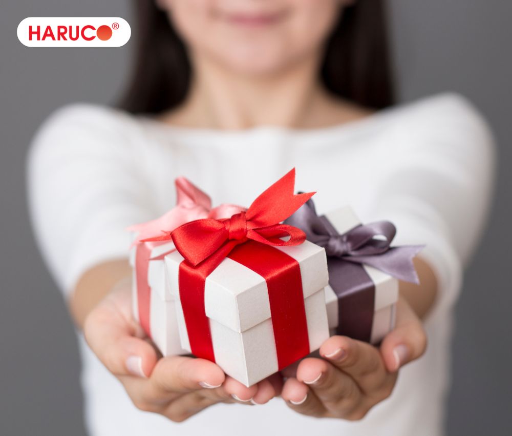 Chuẩn bị hộp quà và thiệp chúc mừng chỉn chu