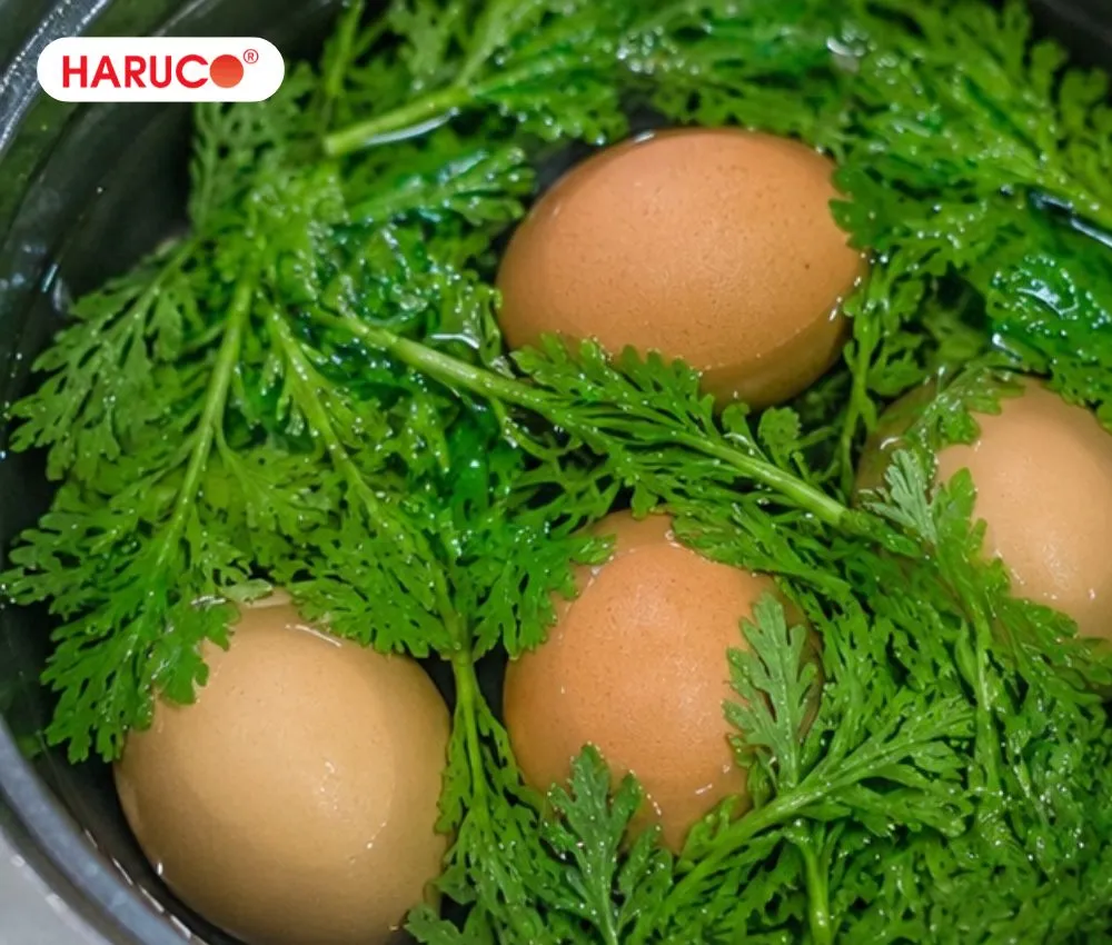 Trứng gà luộc ngải cứu giàu đạm và vi chất, giúp người bệnh nhanh chóng lấy lại phong độ sức khỏe