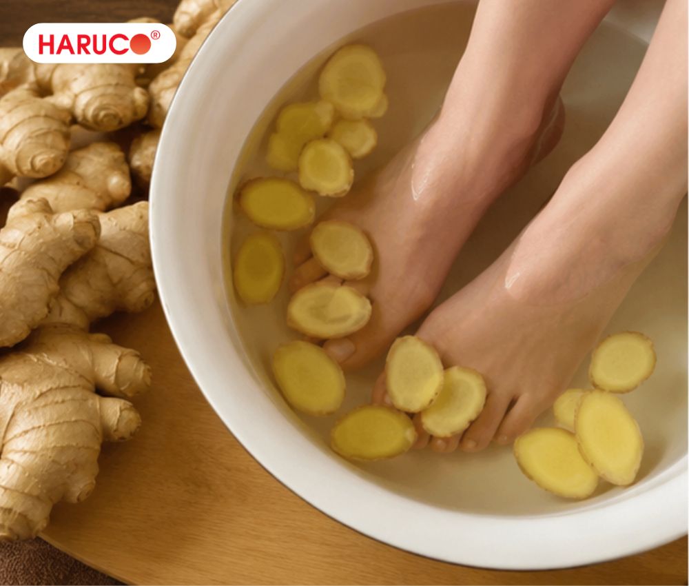 Ngâm chân nước ấm với gừng hỗ trợ giảm đau đầu, căng thẳng