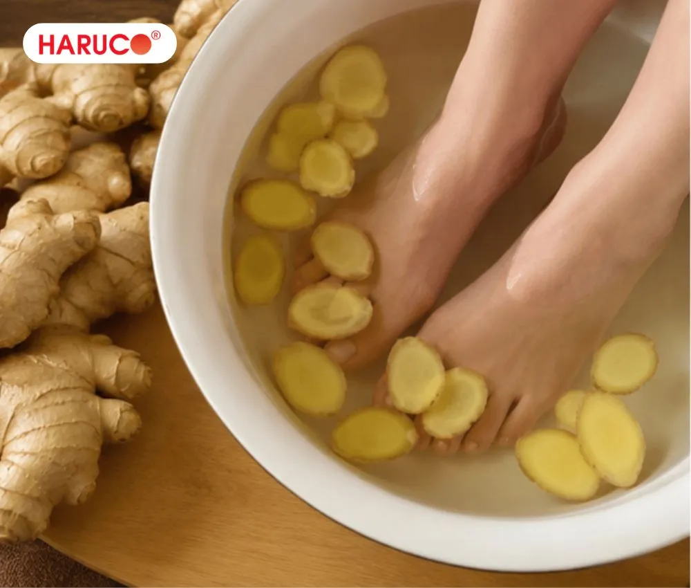 Ngâm chân nước ấm với gừng hỗ trợ giảm đau đầu, căng thẳng