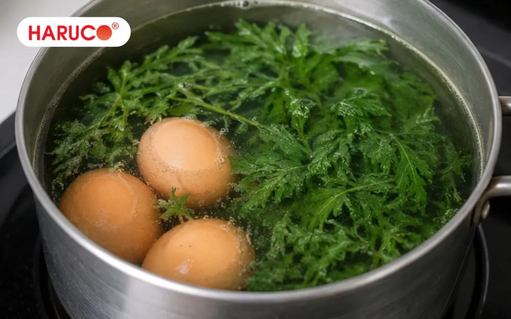 Trứng gà luộc ngải cứu và gừng thích hợp với người đau đầu do bị nhiễm lạnh