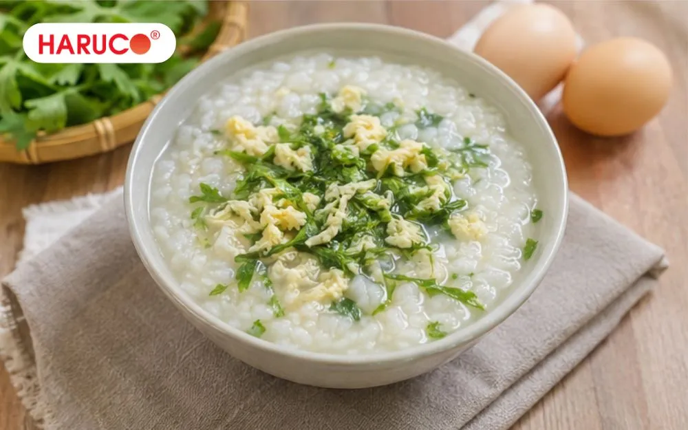 Cháo ngải cứu trứng gà là món ăn lý tưởng dành cho người mới ốm dậy