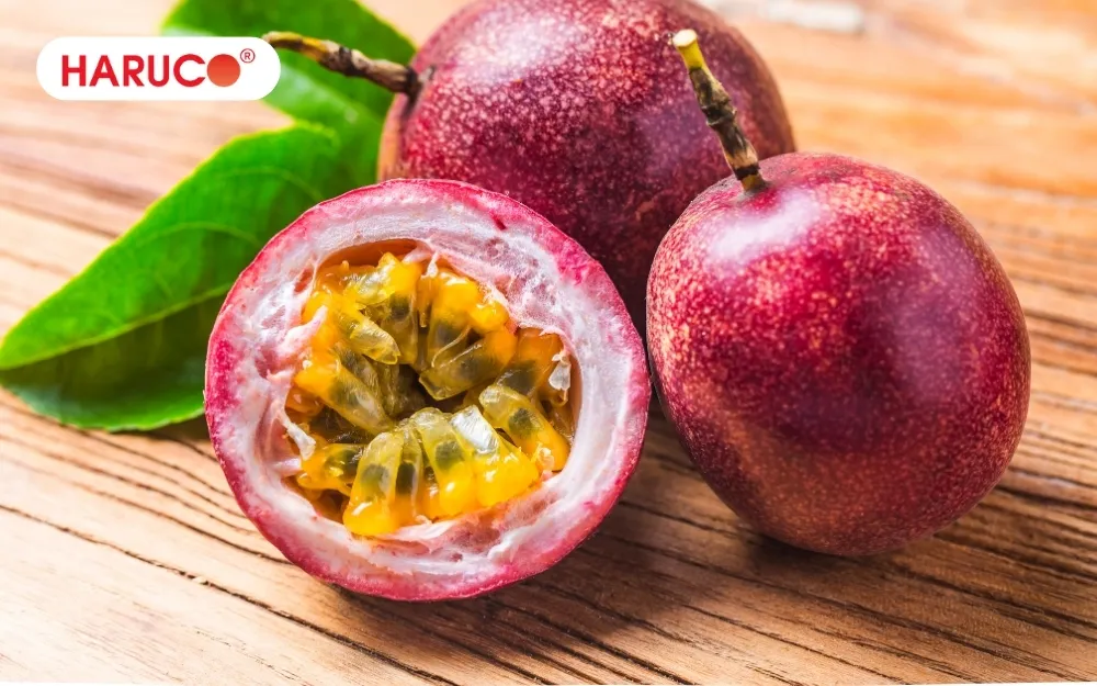 Chọn quả chanh dây chín, đều màu, cầm nặng tay để pha nước