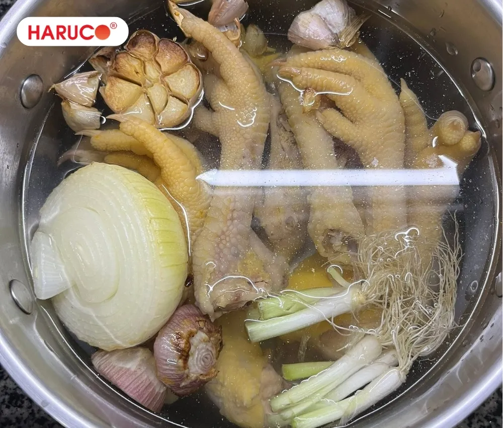 Hầm liu riu trong khoảng 2–4 tiếng để thu được nước hầm chân gà béo bổ