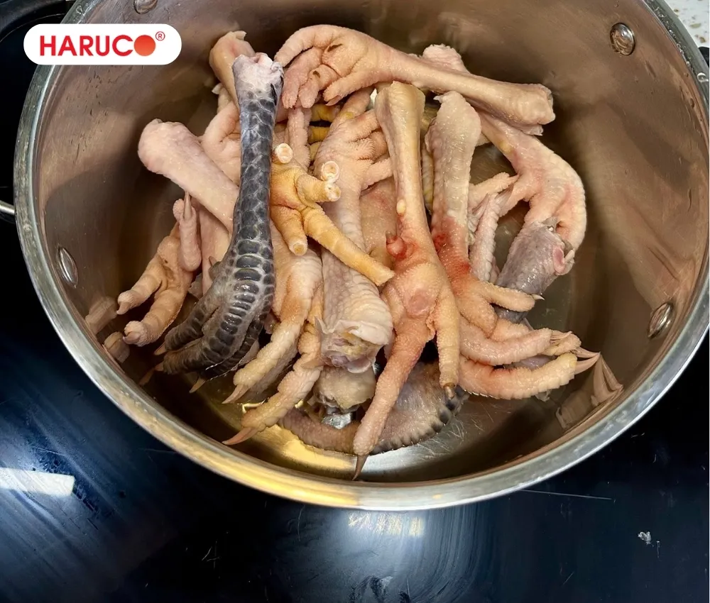 Chọn chân gà tươi, có nguồn gốc rõ ràng để đảm bảo vệ sinh an toàn thực phẩm