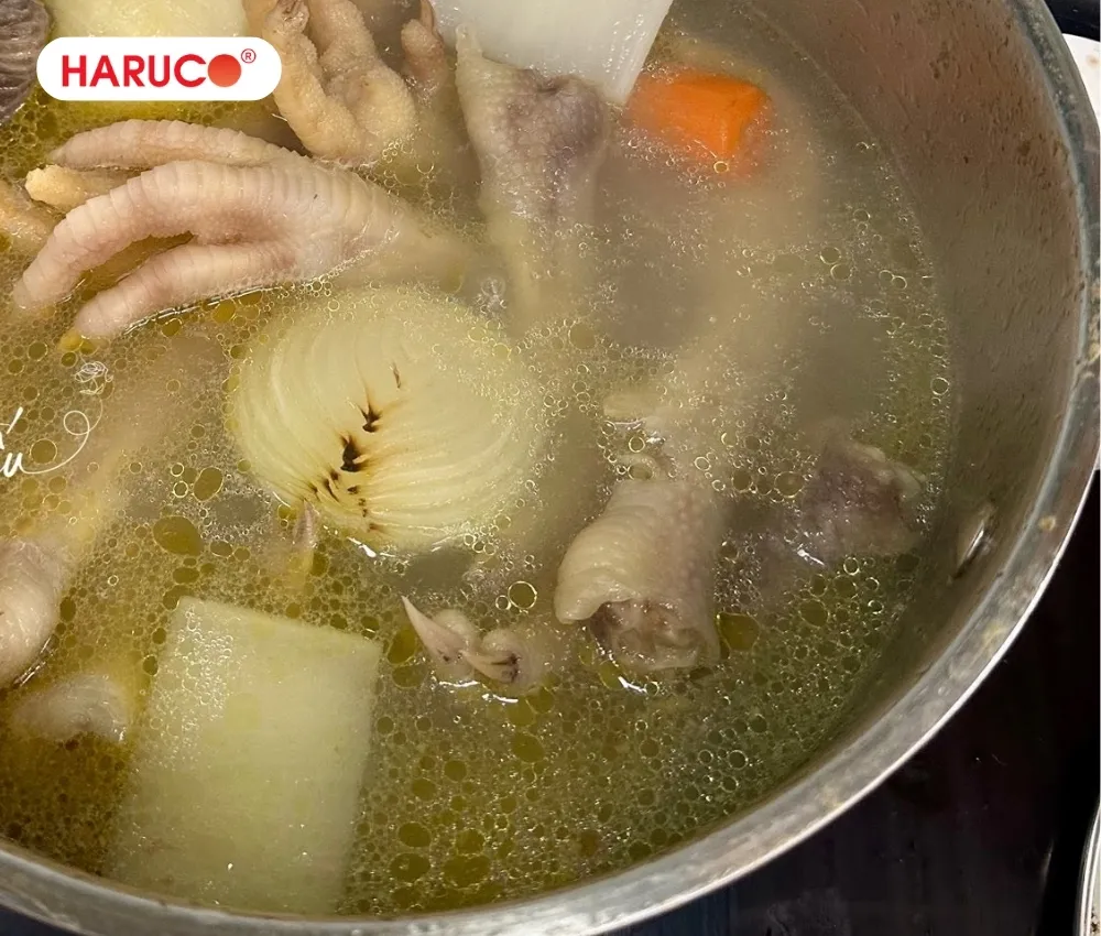 Nước hầm chân gà là món ăn lý tưởng cho người mới ốm dậy, người sau phẫu thuật
