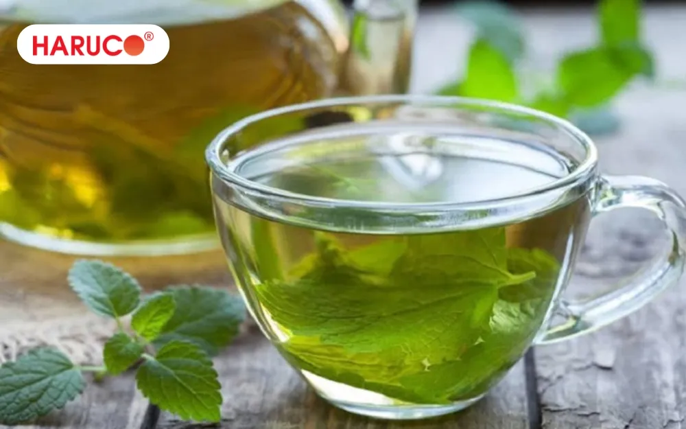 Uống nước kinh giới giúp cơ thể thải độc, làm dịu các nốt mụn bọc, mụn viêm