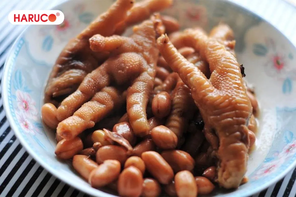 Chân gà hầm lạc có tác dụng gì?