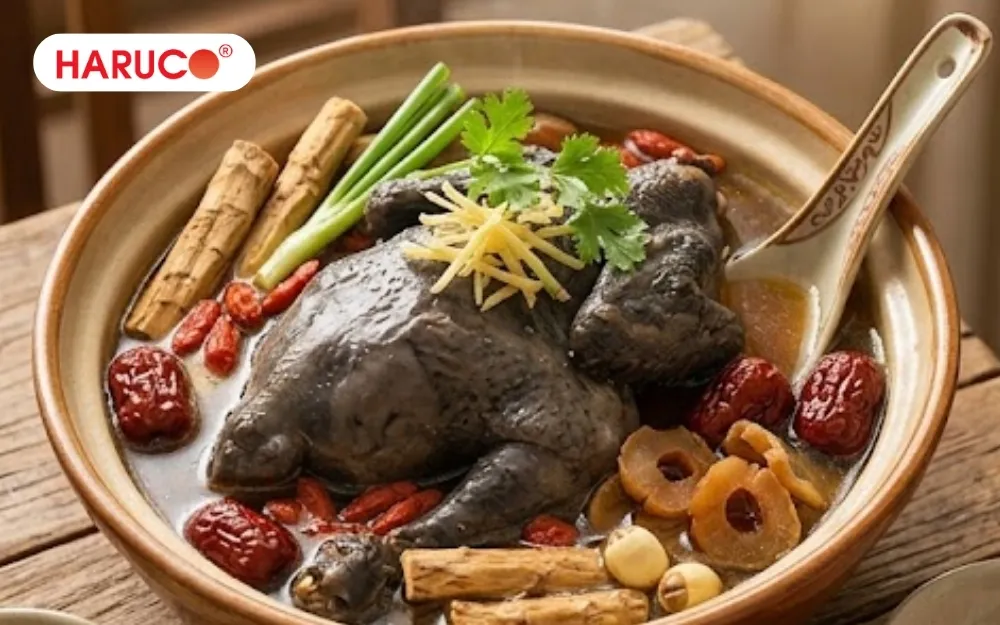 Món ăn đạt chuẩn có nước dùng ngọt thanh, mùi thuốc bắc thơm dịu, thịt gà mềm ngọt không bị bở