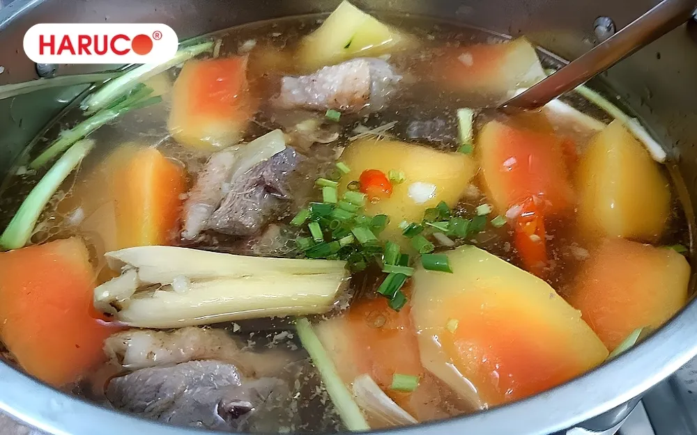Thưởng thức gà hầm đu đủ khi còn nóng hổi