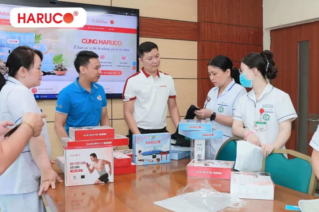 Các bác sĩ Bệnh viện Bạch Mai đang cầm xem và thảo luận về sản phẩm chăm sóc sức khỏe của Haruco.