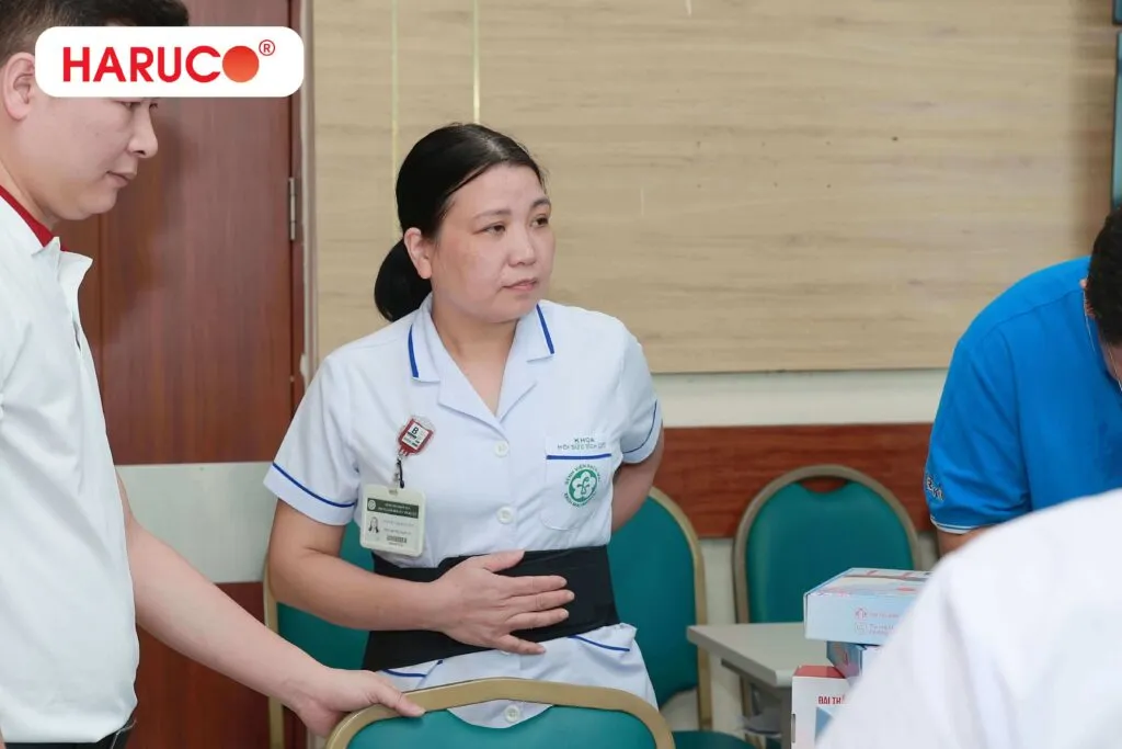 Cận cảnh bác sĩ Bệnh viện Bạch Mai đang trải nghiệm sản phẩm chăm sóc sức khỏe Haruco.