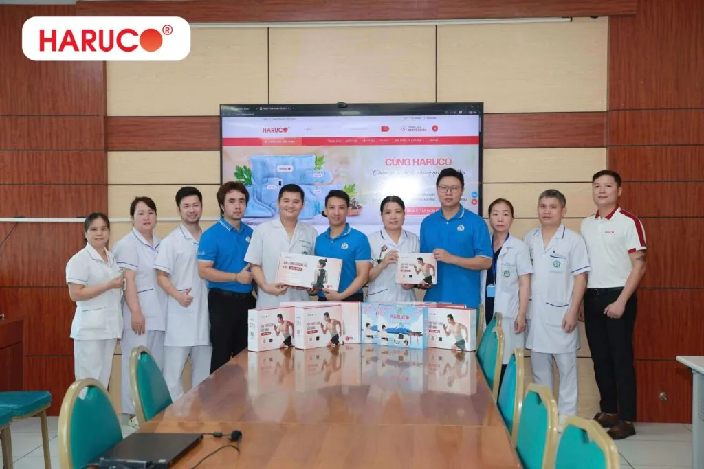 Đại diện Haruco trao tặng các sản phẩm chăm sóc sức khỏe tới đại diện đội ngũ y bác sĩ Bệnh viện Bạch Mai.